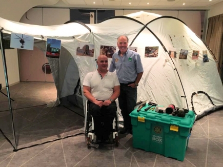 Le président et Gérard Studer devant une tente Shelterbox.