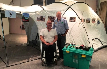 Le président et Gérard Studer devant une tente Shelterbox.